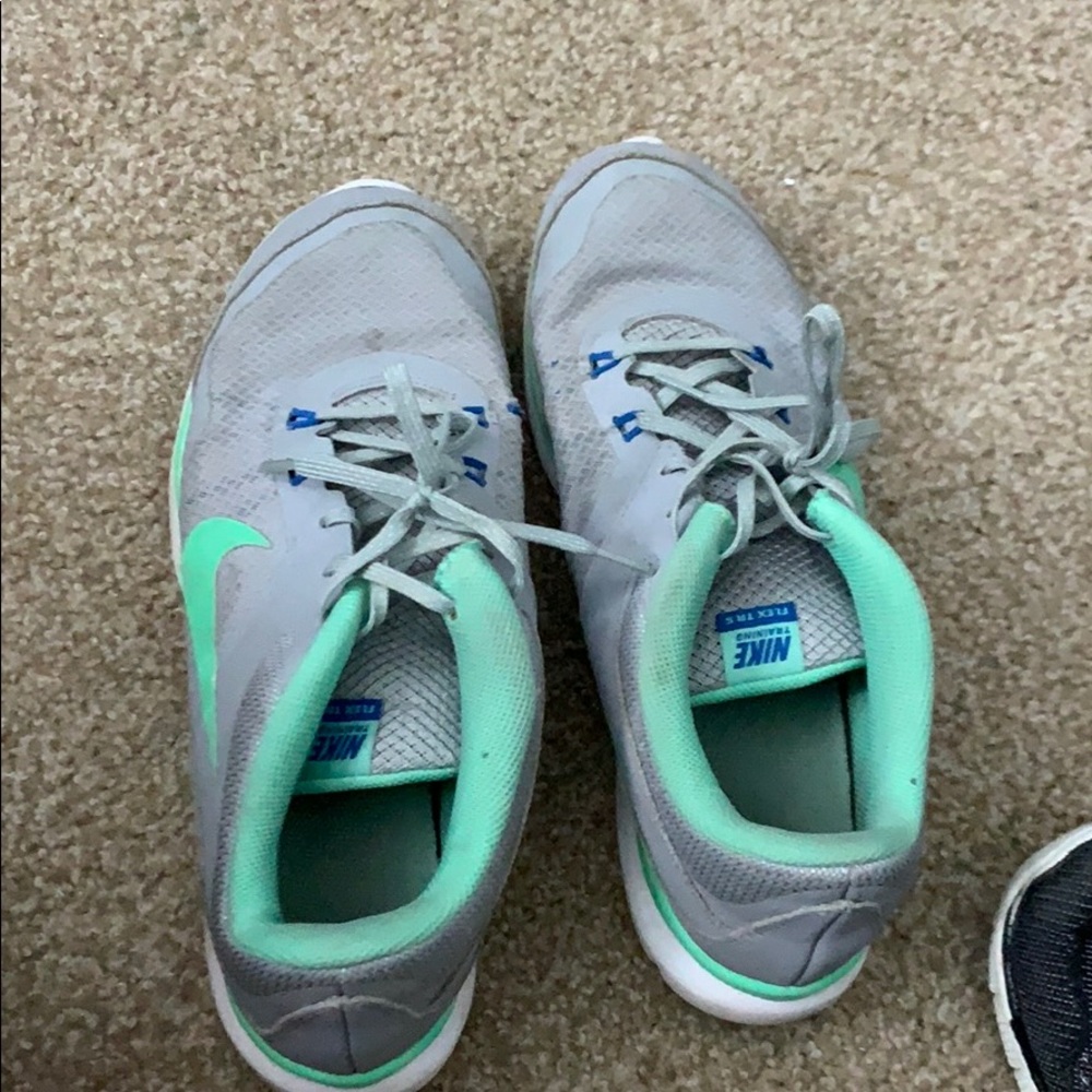 Nike teal shoes